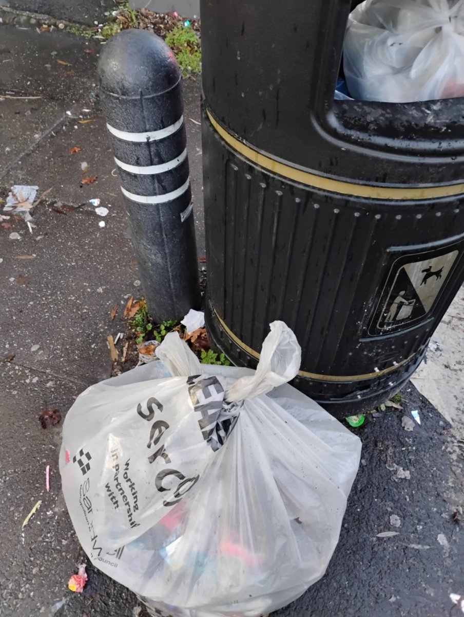 Litterwatch1's tweet photo. Big shout-out to Henry, who was out earlier litter picking his adopted street in Rood End! This proud Blues fan hates seeing his street a mess. He's proof we can all make a difference! Let's follow his lead and do our bit for the community.
#RoodEnd #LitterPicking #sandwell https://t.co/v8grNQIO2m