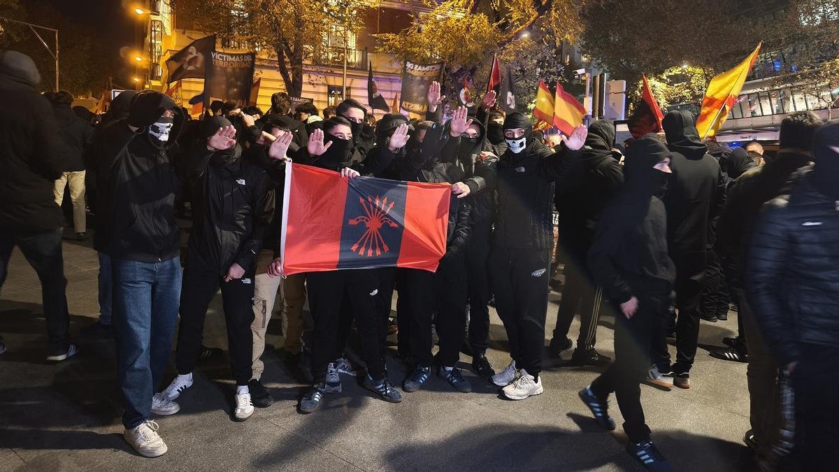 ElImperialEsp's tweet photo. 🇪🇸 | 🔴 Miedo entre las direcciones de institutos por el giro de la juventud hacia el falangismo. 

En el IES Arturo Soria, la directora del centro reconoce que ha tenido que poner sanciones disciplinarias a varios estudiantes por gritar “¡viva Franco!” y exhibir el escudo del Águila de San Juan.

Tomás Torres, profesor de Valores Cívicos y Éticos en el IES Albalat de la Ribera (Valencia) ha contado para varios medios que, en una excursión, la mitad del autocar entonó el himno de FE-JONS, el Cara al Sol: “Me pilló por sorpresa y reaccioné irritado".

Fuente: @elperiodico