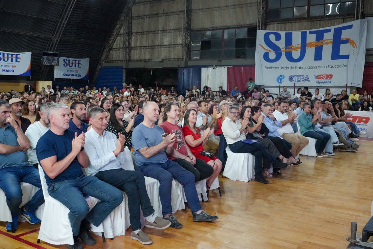 sutemendoza's tweet photo. Más de 750 compañeros/as y sus familias participaron del acto de asunción de las nuevas autoridades del SUTE.  

-También referentes sindicales y políticos del ámbito nacional y provincial.- 

Fue una jornada emotiva, cargada de lucha e ilusión. 

📍Club Pacífico https://t.co/s4YG1Ei1oK