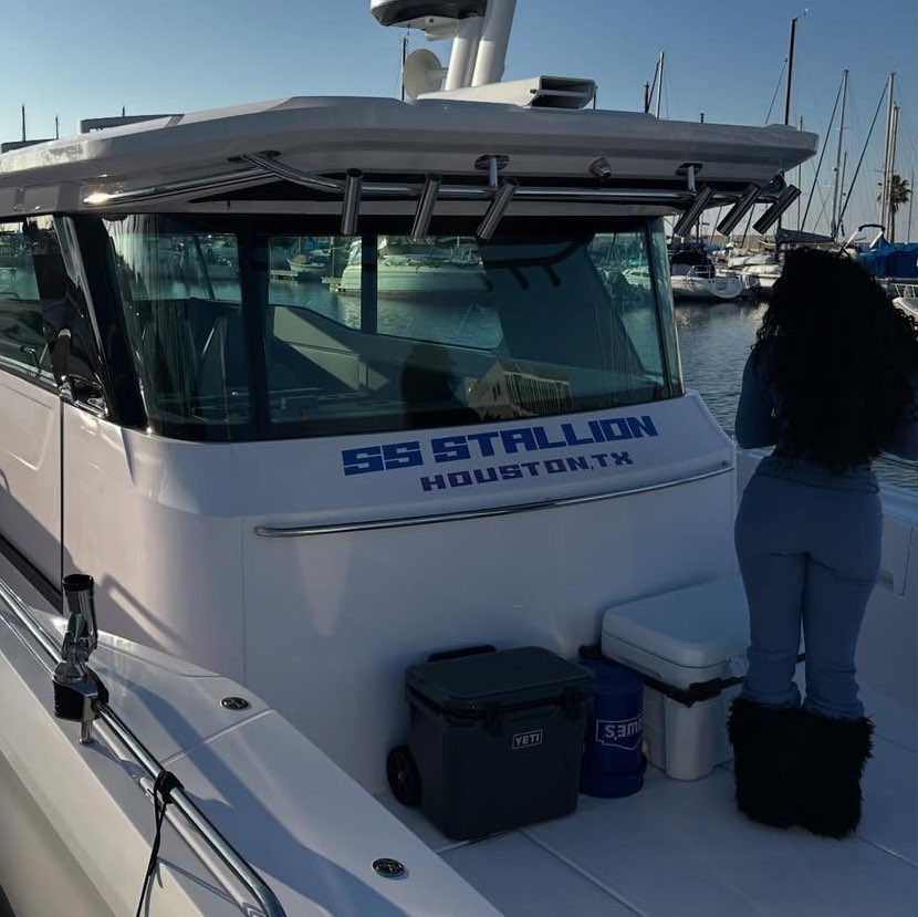 BleacherReport's tweet image. Klay Thompson named his boat “SS Stallion” after his GF Megan Thee Stallion 🛥️❤️ 

(via @KlayThompson)