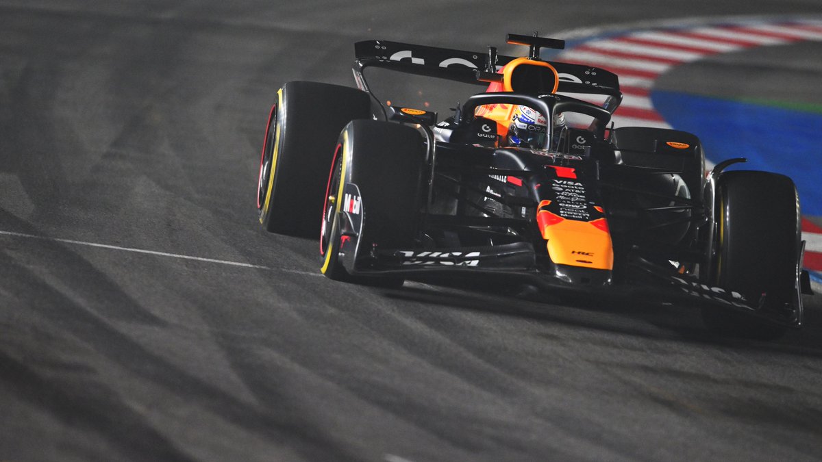 oncediariomx's tweet photo. #F1 | 🟩 VUELTA 31/57 🟩 

1⃣ Verstappen
2⃣ Sainz
3⃣ Piastri

📌 Con este resultado, el campeón se definirá en la siguiente carrera.

➡ https://t.co/X8pWTZMb0N

#GPdeQatar | #QatarGP 🇶🇦

📸 F1 https://t.co/aPviqX60bT