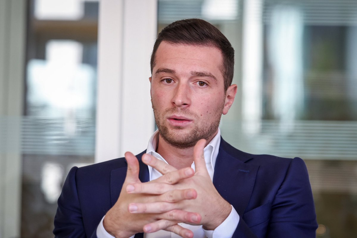 CitizenMediaFR's tweet image. 🇫🇷🇪🇺💸 FLASH INFO 

Selon Le Canard enchaîné, Jordan Bardella, la « révélation » du RN, aurait bénéficié de 133 300 € d’argent public du Parlement européen pour apprendre à parler, sourire et faire sérieux.

Un luxe payé par l’UE, pour transformer une coquille vide en produit…