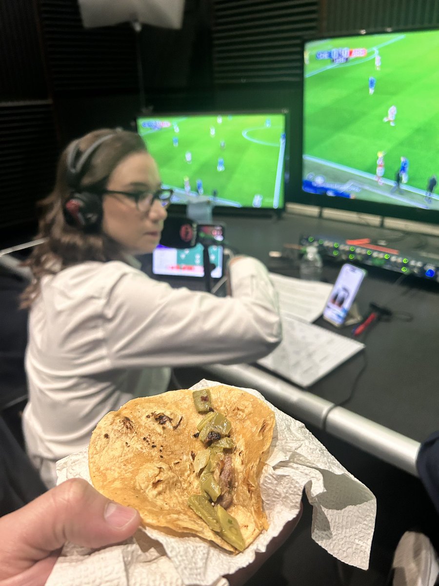 Quiero confirmar por este medio que ya le pagué sus taquitos de nopal🌮 a <a href="/MajolaB/">Majo González</a>. Adjunto prueba en pleno Arsenal vs Chelsea. Provecho. 
#LaPremierEnHBOMax