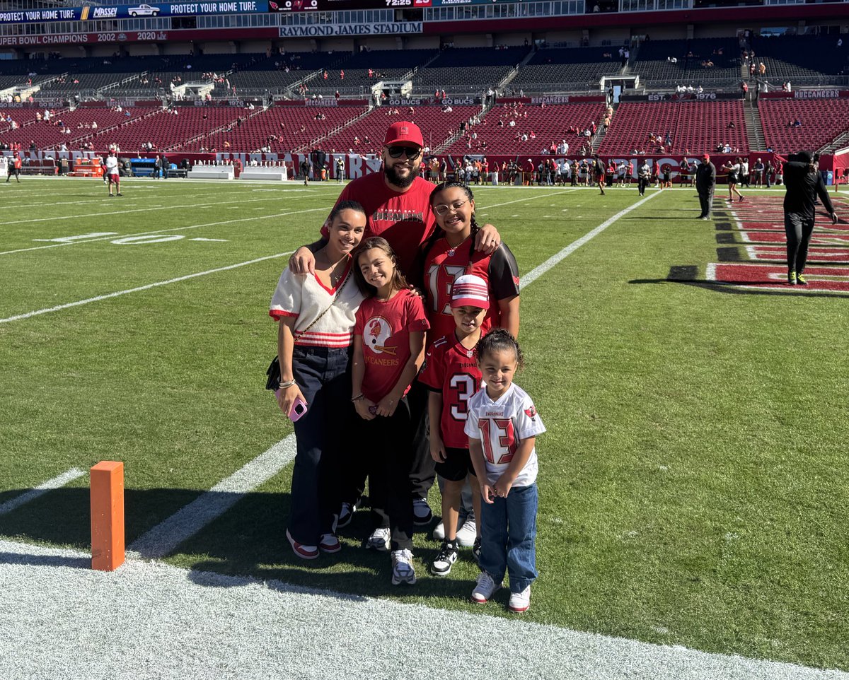 AileenHnatiuk's tweet photo. Family ❤️🏈 https://t.co/Mup0m5BK1L