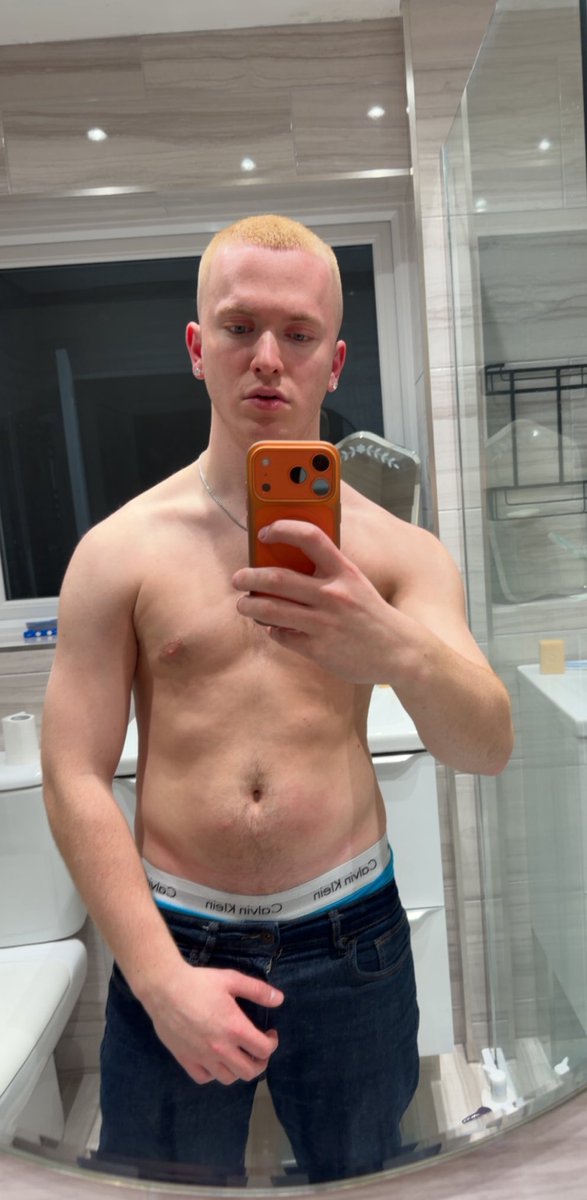 Post-shower and feeling dangerous 😏

#ginger #buzzcut #uklads #abs #gayuk #twink #blueeyes #bulge #ass #gymlad #gay
