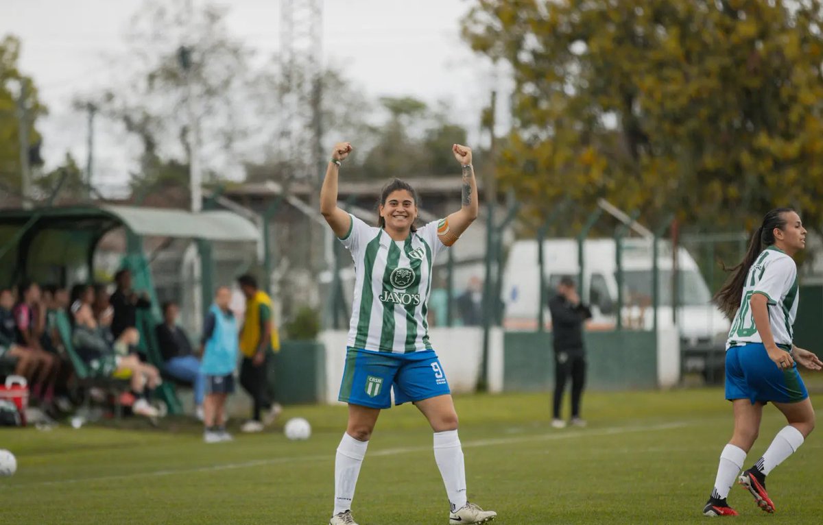 Tras el cierre del campeonato de fútbol femenino, Abril Castro se consagró como la máxima goleadora de la Primera B, cerrando una temporada impresionante con 20 goles en 20 partidos jugados.

Felicitaciones a Abril por este enorme logro.
¡Vamos por muchos más éxitos!🇳🇬