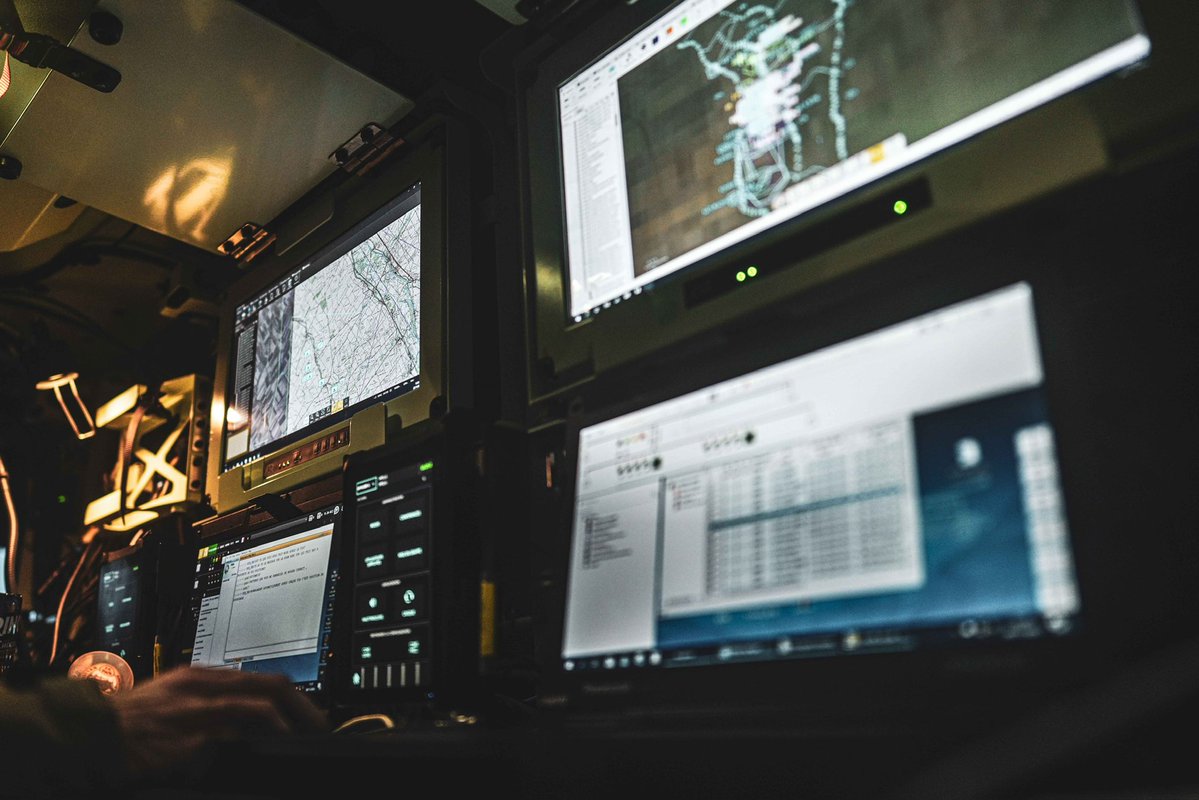 35eRAP_CDC's tweet image. Dans le cadre de l’exercice #SJO25, le 35e RAP déploie l’ensemble des moyens de la chaîne artillerie en appui des unités de la @11eBP. 

#SJO25 participe à la construction de l’armée de Terre du futur : connectée, interopérable et prête au combat de haute intensité.