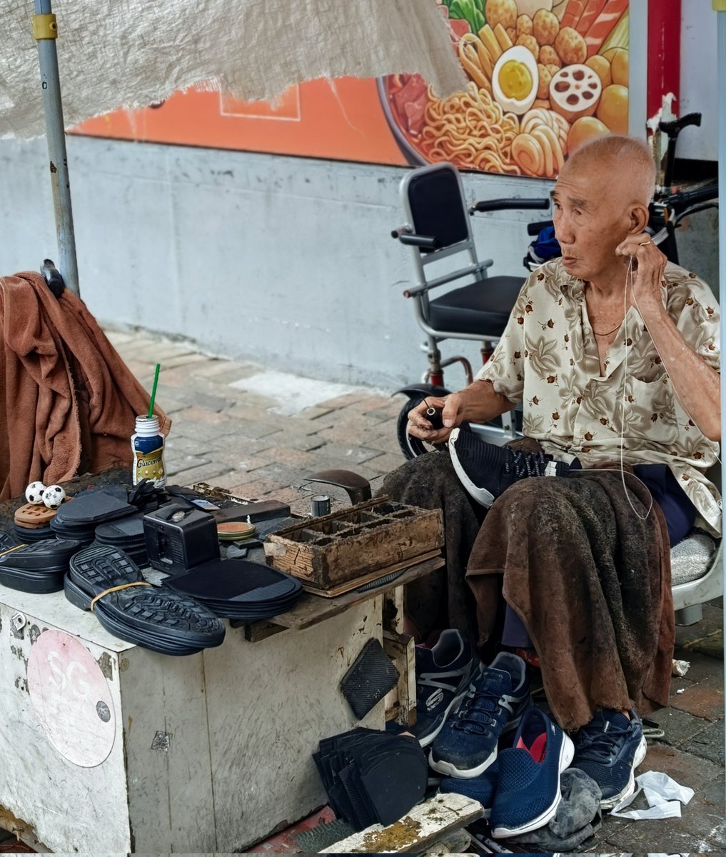 arr_ant's tweet image. Shoe repairman .....