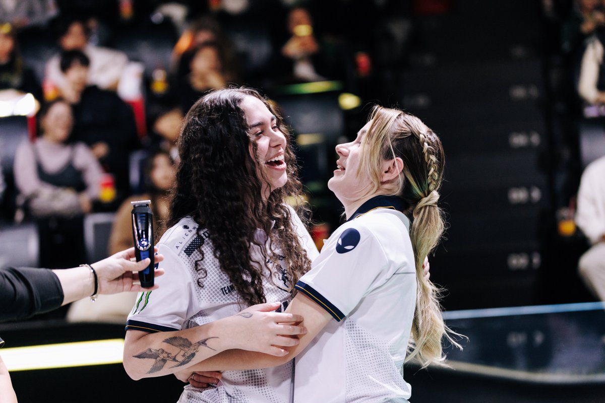 acervotl's tweet image. Namore alguém que te olhe e te apoie como a
@isaavlr e a @daikifps fazem 💗🩵 

Parabéns para o casal mais amado do #VCTGamechangers, que conquistou o ápice em conjunto 🏆🌍.

Pessoas LGBTQIA+ também merecem e estão no topo do mundo. Obrigada por inspirar tanta gente🥹🫶

Em 4K✨