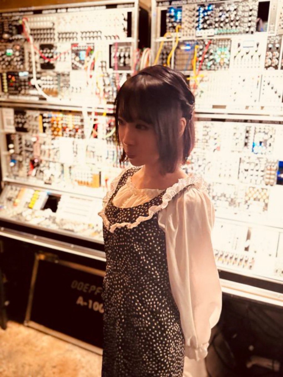 FoM会場の島村楽器の大きなモジュラーシンセの前で、３人のアーティストが写真撮ってくれました📷❕同じ時に撮ったのに、それぞれの雰囲気あって独自のセンスが発揮されててすごい✨
photo 1 Molecule Plane、2 SUIGADOU、3 Plugman