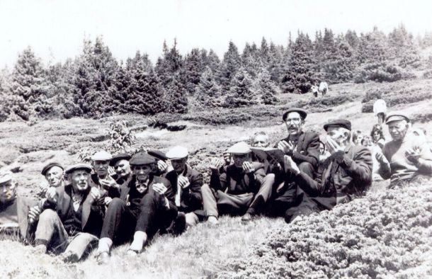 yeniozrumeli's tweet photo. Dövlen Pomakları 1960 #Rodop https://t.co/gzWwNijp90