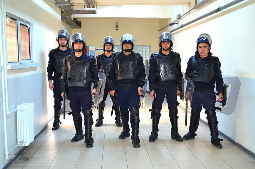 #EmniyetHizmetSınıfı
Bir polis gibi üniforma giyen, bir asker gibi bot bağlayan, yıllarca suçlularla başbaşa mesai yapan infaz ve koruma memurlarının yeri Emniyet Hizmetleri Sınıfıdır.

İşimiz EMNİYET
Sınıfımız DEĞİL!