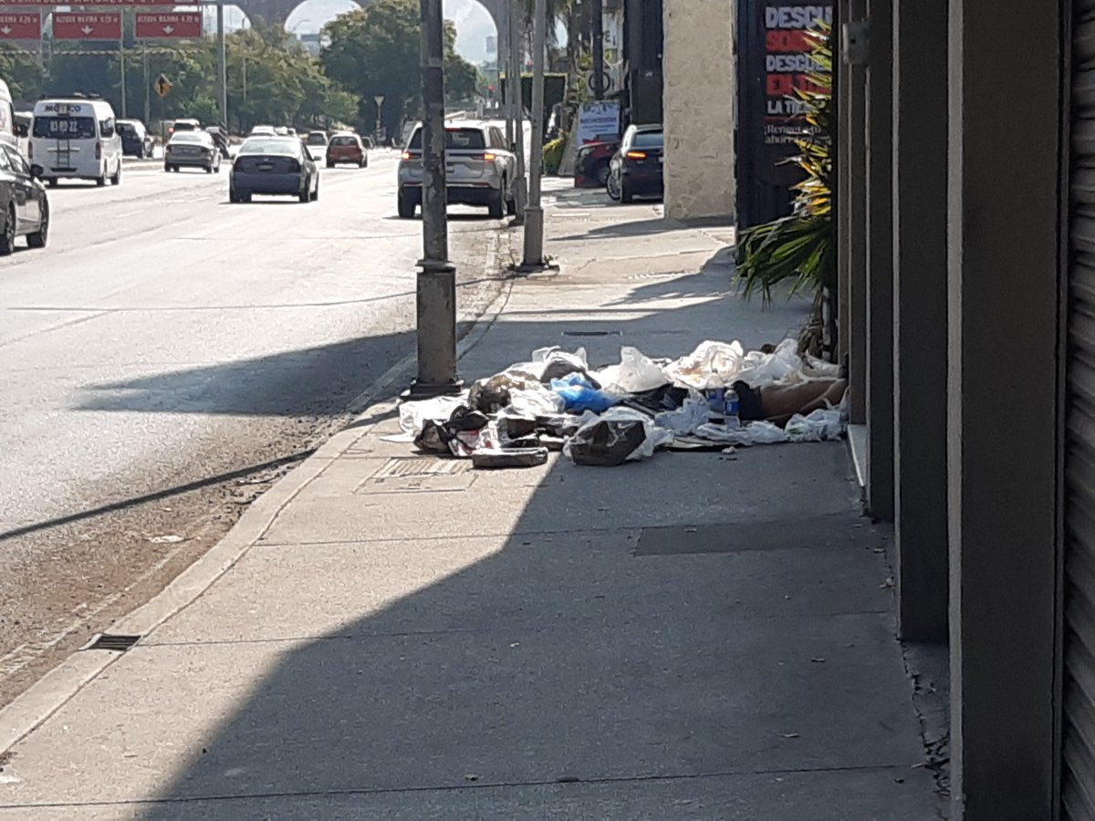 AlvaroceronV's tweet photo. Buenos días, @qromunicipio @spublicosqro agradecemos su atención a esta persona recostada en la banqueta entre basura en BBQ antes de la C. Juan Caballero y Osio @rtqro https://t.co/ij66tpYj4R