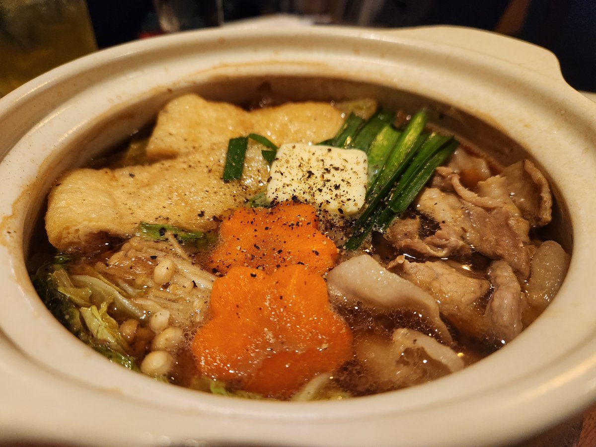 具沢山の鍋は食べ応え抜群。特にすり身のつみれなどは甘いほどに味わい深い。
素材のうまみがたっぷり溶け込んだスープはうちのカレーにも使われている高森商店「瀬戸内みそ」が味を力強く支えていてその相性は最良だ。
ときに全て飲んでしまいたくなるのをぐっとこらえて。
まだ〆が待っているのだ。