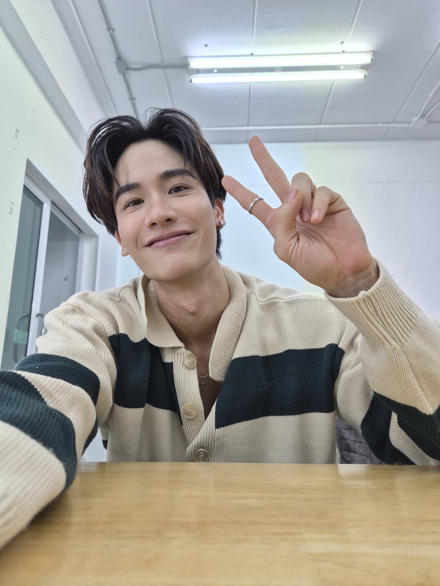 Tawan_V's tweet image. ขอบคุณที่มาเติมพลังให้กันทั้งอาทิตย์เลย ทั้งงานที่เราได้เจอกันจริงบ้าง ทิพย์บ้าง ทำอยู่แต่ยังบอกไม่ได้บ้าง ช่วงนี้เลยไม่ได้มาคุยเล่นบ่อยๆเหมือนเดิม แต่จริงๆมีเรื่องเล่าตั้งเยอะแหนะ(ตอนนี้จำได้แค่สองเรื่อง) สะกิดกันมาบ่อยๆนะ เดี๋ยวนึกออกจะเล่าให้ฟัง…