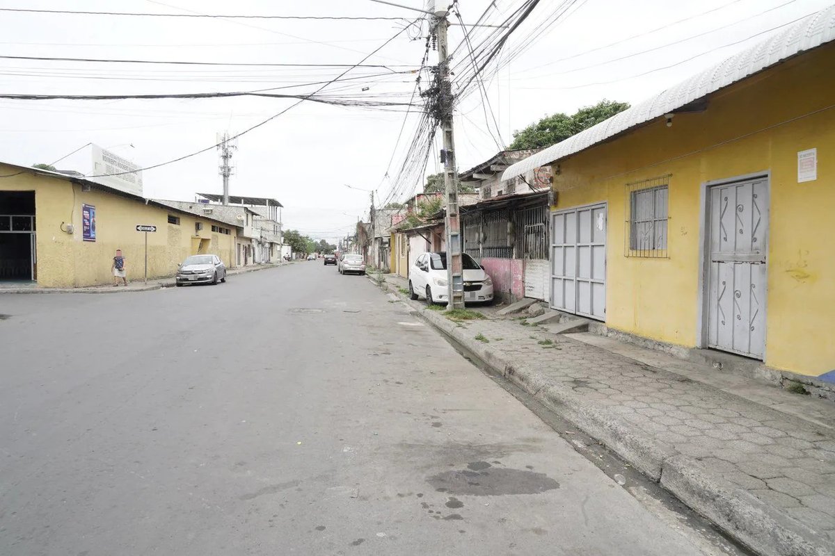 alertaduran's tweet image. URGENTE 🚨 En un billar de la coop. Maldonado, en Durán, sujetos armados dispararon desde las ventanas, dejando siete baleados. Una joven de 25 años murió y seis siguen críticos. Dinased presume un ataque dirigido ligado a bandas como Chone Killer. #AlertaDurán 📢‼️