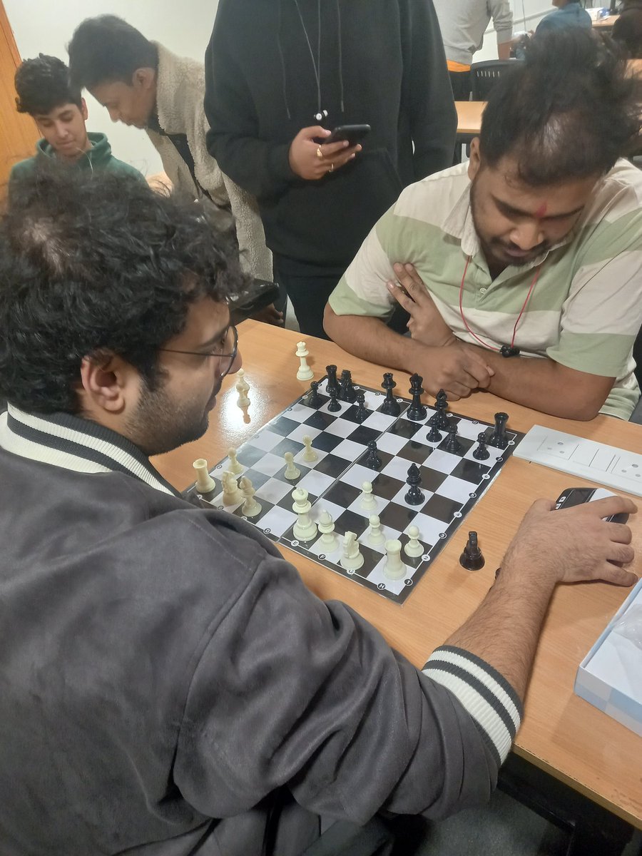 Piyush5784's tweet image. @kirat_tw and @ssh_ashish on the table.... I m on @kirat_tw side...