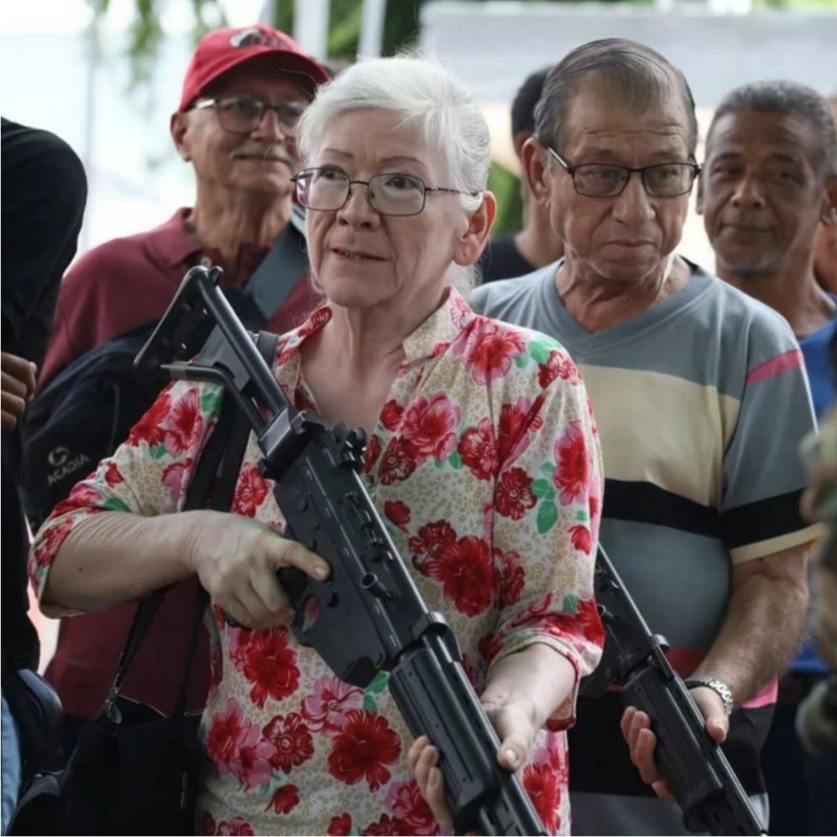 thatdayin1992's tweet image. Venezuelan citizens are joining local militias to defend their homeland from illegal US attacks. 

I salute and support the courageous and honorable people of Venezuela who are defending their homeland against American terrorists.