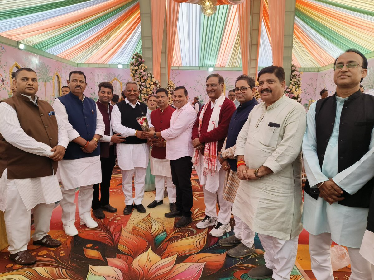 AduramMeghwal01's tweet image. 📍 पाली

भाजपा प्रदेशाध्यक्ष माननीय श्री मदन राठौड़ जी के सुपुत्र श्री श्रेयांश राठौड़ के विवाह समारोह में सम्मिलित होकर परिवार को शुभकामनाएँ प्रेषित की।

इस दौरान कई गणमान्य जनों से भी आत्मीय भेंट हुई।

#Palí