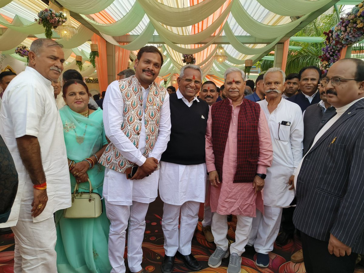 AduramMeghwal01's tweet image. 📍 पाली

भाजपा प्रदेशाध्यक्ष माननीय श्री मदन राठौड़ जी के सुपुत्र श्री श्रेयांश राठौड़ के विवाह समारोह में सम्मिलित होकर परिवार को शुभकामनाएँ प्रेषित की।

इस दौरान कई गणमान्य जनों से भी आत्मीय भेंट हुई।

#Palí