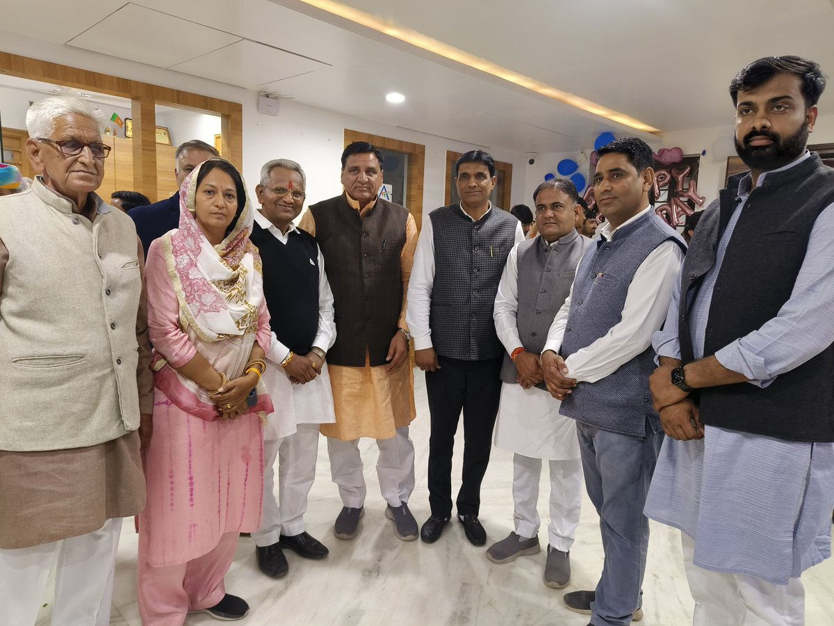 AduramMeghwal01's tweet image. 📍 पाली

भाजपा प्रदेशाध्यक्ष माननीय श्री मदन राठौड़ जी के सुपुत्र श्री श्रेयांश राठौड़ के विवाह समारोह में सम्मिलित होकर परिवार को शुभकामनाएँ प्रेषित की।

इस दौरान कई गणमान्य जनों से भी आत्मीय भेंट हुई।

#Palí