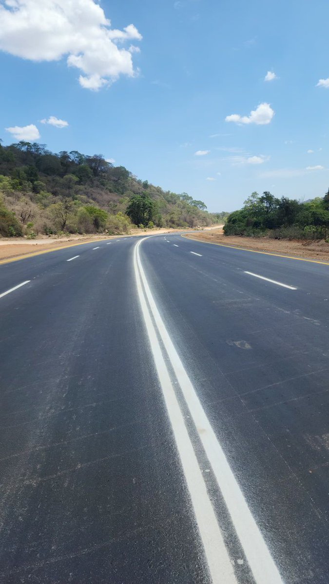 CadreShangrila's tweet image. |#ProgressUpdate| Harare Masvingo Beitbridge Road Rehabilitation and Upgrading Project. Progress as of 30 November 2025 

3.8km of 4 lanes opened to traffic (Ngundu Section) 

1. Bitumen World …128.80 

2. ⁠Fossil Contracting  …122.6km 

3. ⁠Masimba Holdings …100km…