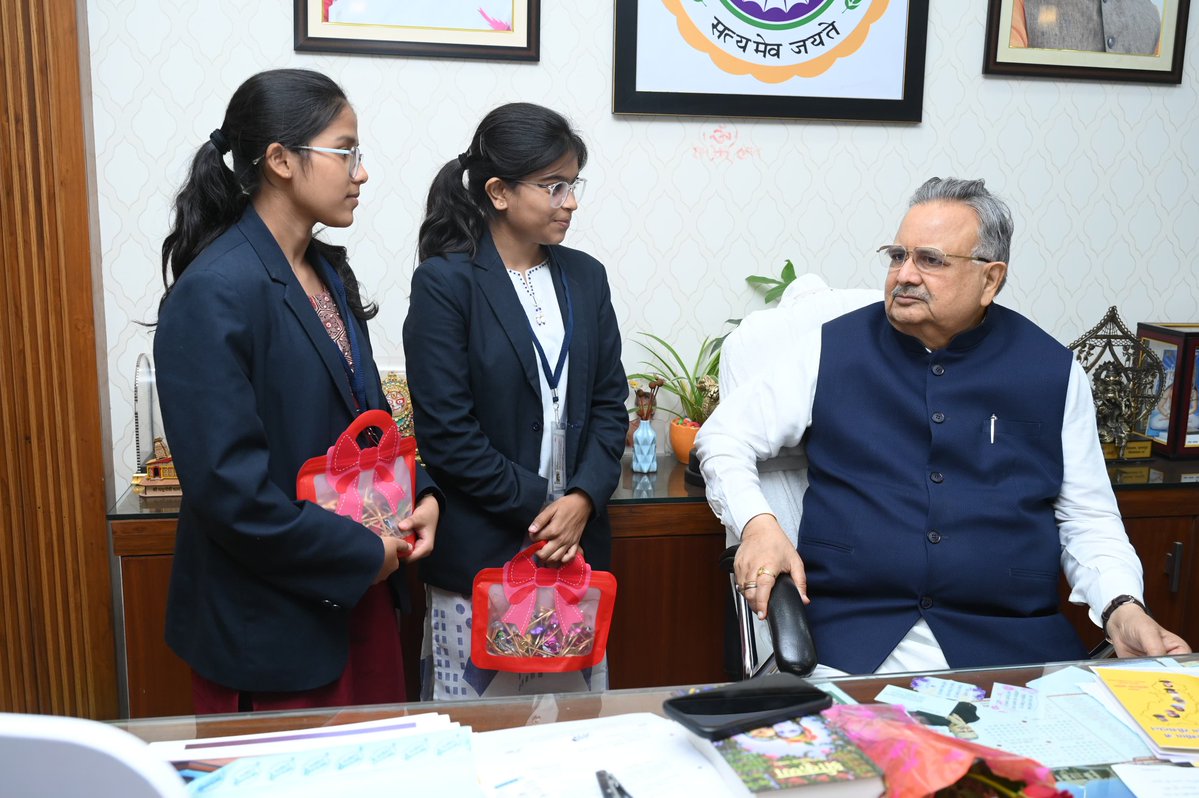 drramansingh's tweet image. “परीक्षा पर चर्चा” कार्यक्रम में माननीय प्रधानमंत्री श्री @narendramodi जी से मुलाकात कर विद्यार्थी जीवन के प्रश्न पूछने वाली हमारे राजनांदगांव की पीएम श्री सर्वेश्वर दास स्कूल की 12वीं की छात्रा कु. पूनम साहू और 10वीं की छात्रा कु. नम्रता रजक ने आज निवास कार्यालय पर मुलाकात की।…