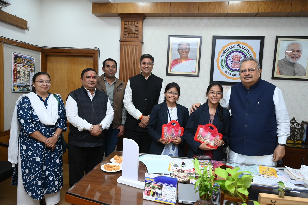 drramansingh's tweet image. “परीक्षा पर चर्चा” कार्यक्रम में माननीय प्रधानमंत्री श्री @narendramodi जी से मुलाकात कर विद्यार्थी जीवन के प्रश्न पूछने वाली हमारे राजनांदगांव की पीएम श्री सर्वेश्वर दास स्कूल की 12वीं की छात्रा कु. पूनम साहू और 10वीं की छात्रा कु. नम्रता रजक ने आज निवास कार्यालय पर मुलाकात की।…