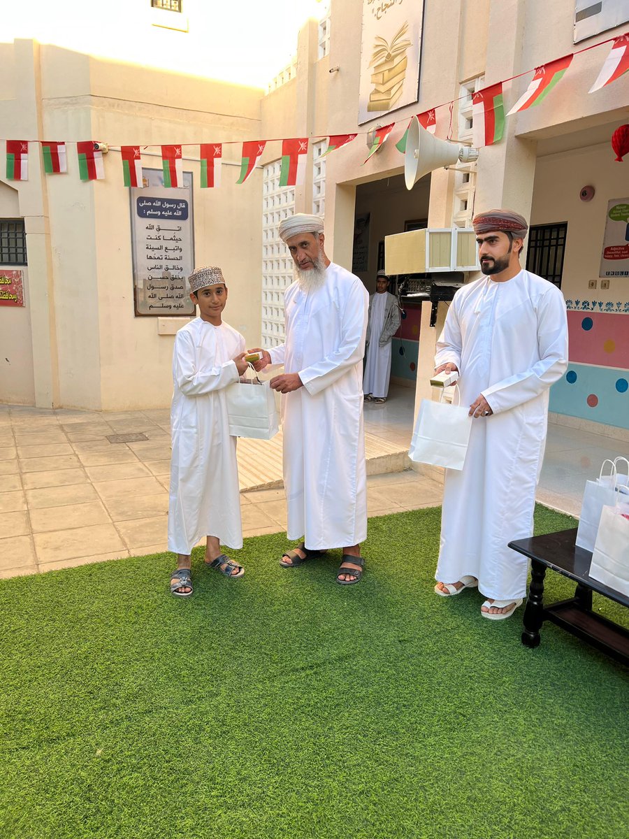 abualas9's tweet photo. تقديراً لجهود الطلبة وتكريم المجيدين وتحفيزهم لبذل المزيد من الجد والاجتهاد،  وبمبادرة من الأستاذ / معتصم الحسني معلم مادة الرياضيات  قام مدير المدرسة الأستاذ يعقوب السوطي بتكريم طلبة الصف الثامن المتفوقين في الاختبارات القصيرة الأولى. بوركت الجهود
#تعليمية_شمال_الشرقية https://t.co/sXo9fnp4Wq