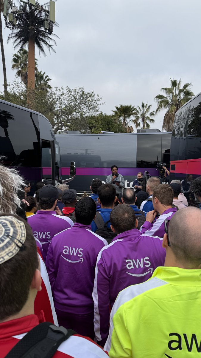 edjgeek's tweet image. Here we go #AWSreinvent #r2rhack