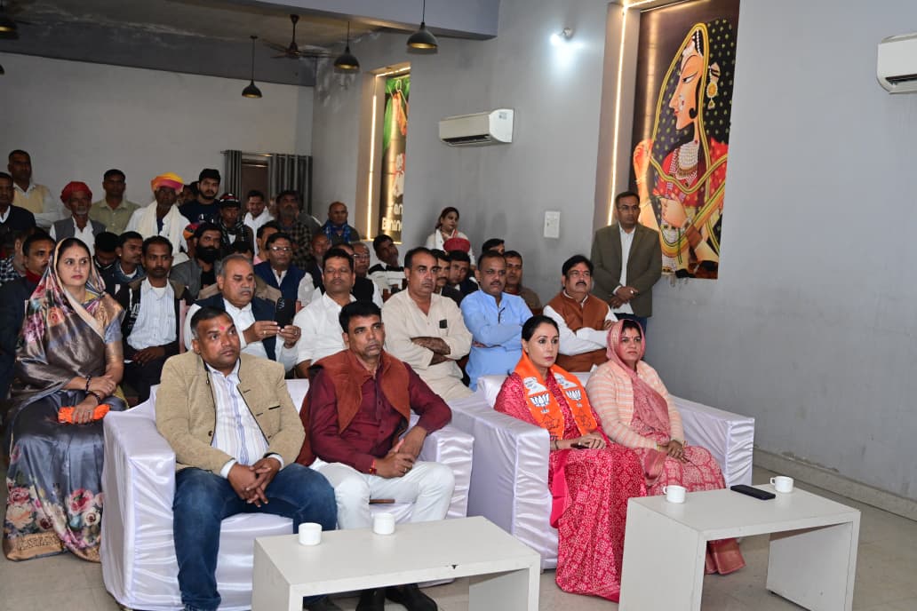 news21national's tweet photo. #Kishangarh : प्रधानमंत्री की मन की बात
#MannKiBaat #PrimeMinisterModi #VocalForLocal #BJPWorkers #LocalArtisans #SilverCraft #RajasthanCulture #SelfReliantIndia #CulturalHeritage #TraditionalArt #RajasthanUpdates #PoliticalLeadership #InspiringMessage #News21National @KumariDiya @PMOIndia