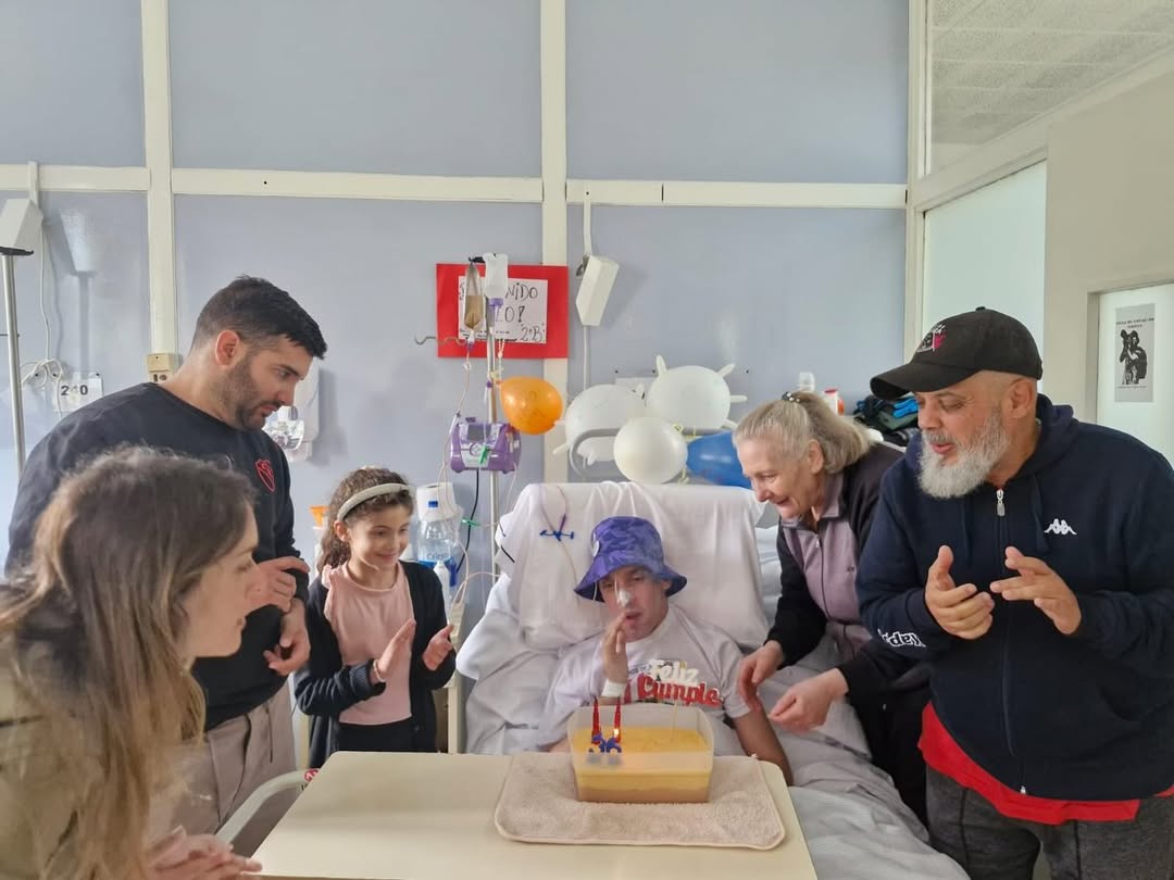 revistacitrica's tweet image. Saludamos en su cumpleaños al fotógrafo Pablo Grillo, quien el 12/03 fue atacado por el cabo Héctor Guerrero, en un operativo ordenado por Patricia Bullrich. Exigimos que dejen de atacar a la prensa y justicia para él y su familia. ¡Un abrazo por estos 36 años siendo ejemplo!