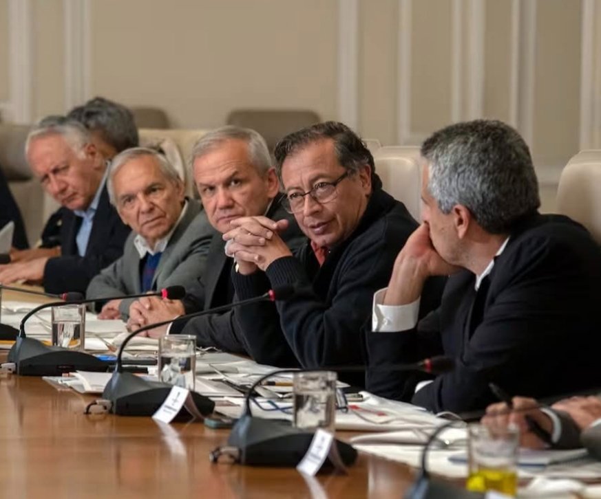 ojocolombia2026's tweet image. 🇨🇴 PETRO dice:

&quot;Mi gobierno ha sido el más honesto y transparente de la historia de COLOMBIA, no hemos tenido escándalos de corrupción, y ninguno de mis funcionarios se ha robado un peso&quot;

Que opina ❓