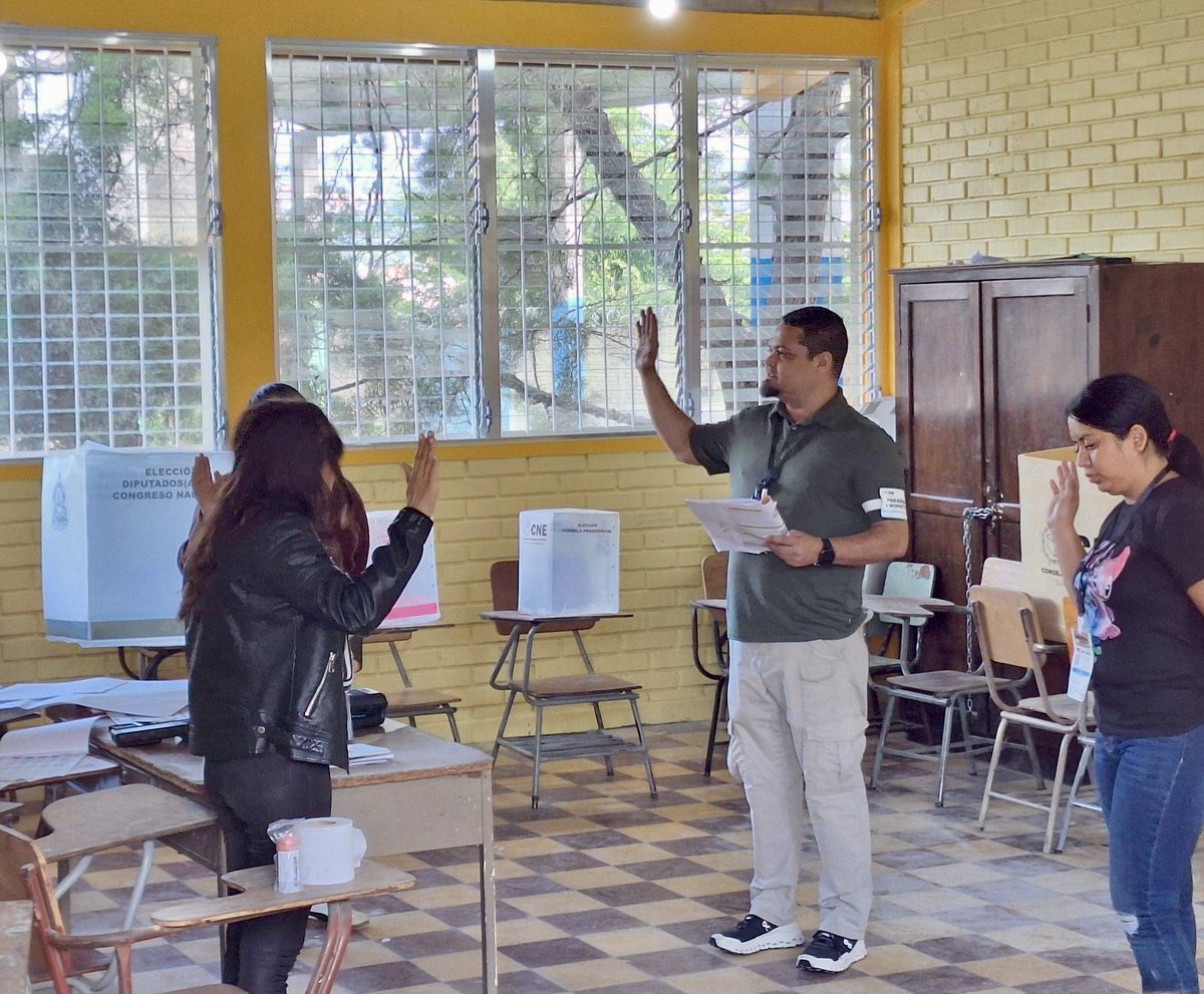 ProgIntl's tweet image. BREAKING 🇭🇳 The polls have opened in Honduras — and the @ProgIntl is on the ground to observe the electoral process from start to finish.

While the voting proceeds pacifically, the broader democratic process has been scarred by the @POTUS concerted effort to undermine its…