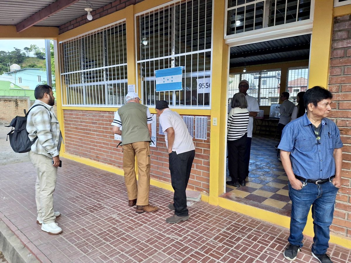 ProgIntl's tweet image. BREAKING 🇭🇳 The polls have opened in Honduras — and the @ProgIntl is on the ground to observe the electoral process from start to finish.

While the voting proceeds pacifically, the broader democratic process has been scarred by the @POTUS concerted effort to undermine its…