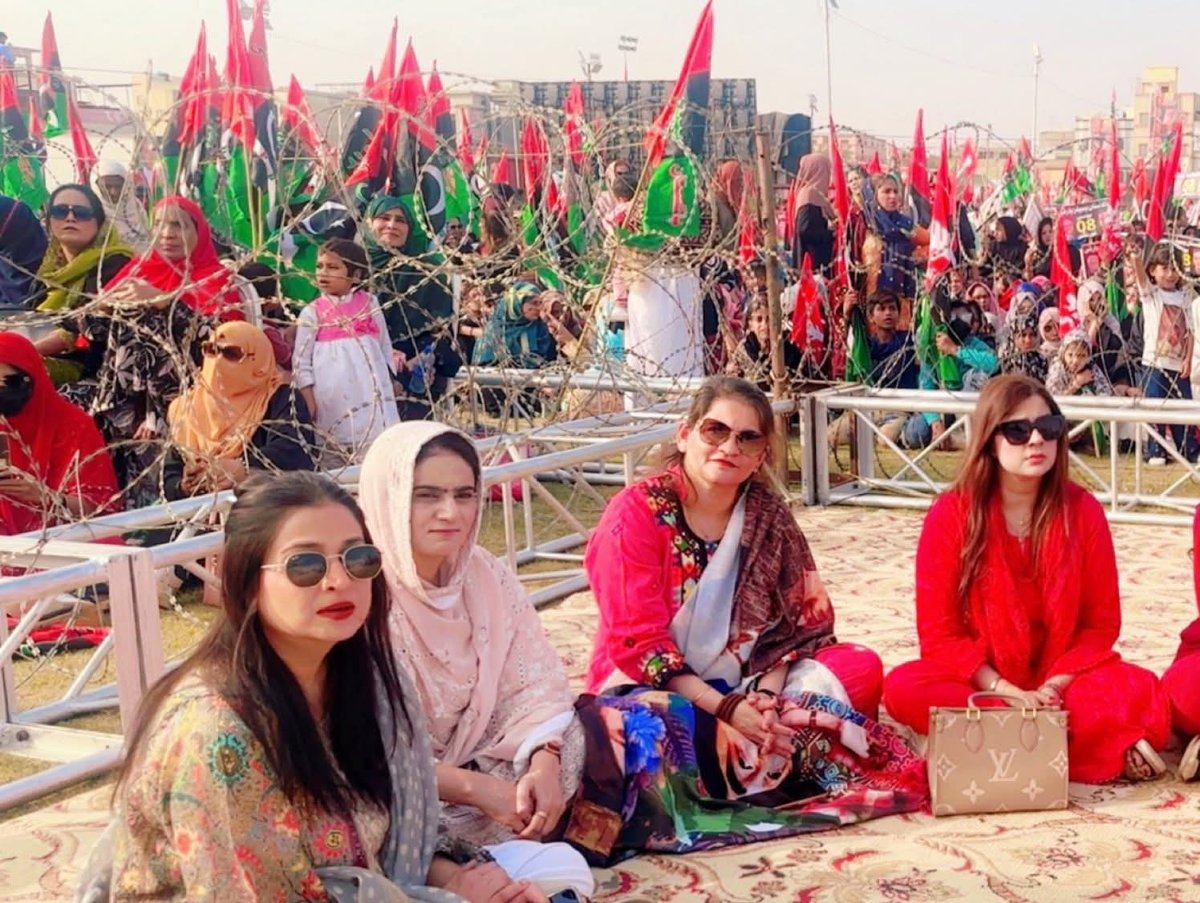 SajjadAbro0's tweet image. #Spokesperson of the #Sindh #Government, @TehsinAbidi attended the Foundation Day gathering and met with the party workers.