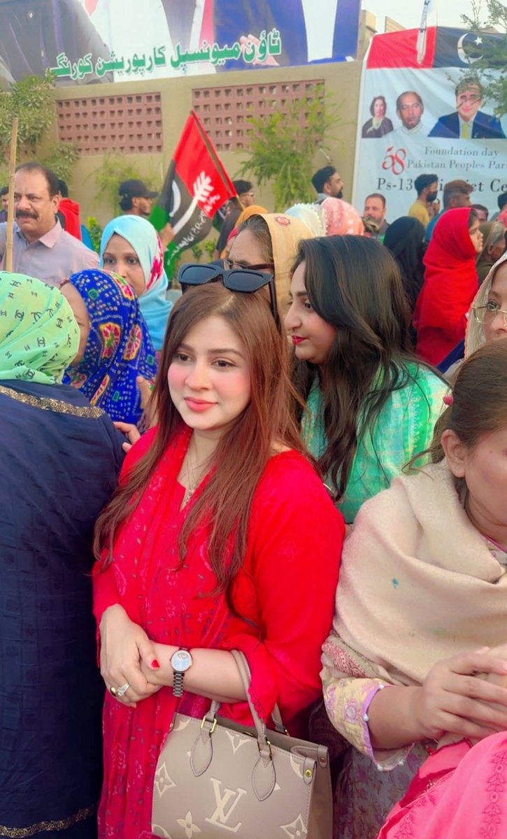 SajjadAbro0's tweet image. #Spokesperson of the #Sindh #Government, @TehsinAbidi attended the Foundation Day gathering and met with the party workers.