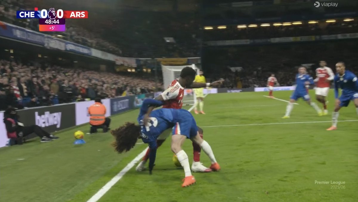 TouchlineX's tweet image. 📸 - Cucurella is having a LOT MORE trouble with Saka tonight than he had with Lamine Yamal!