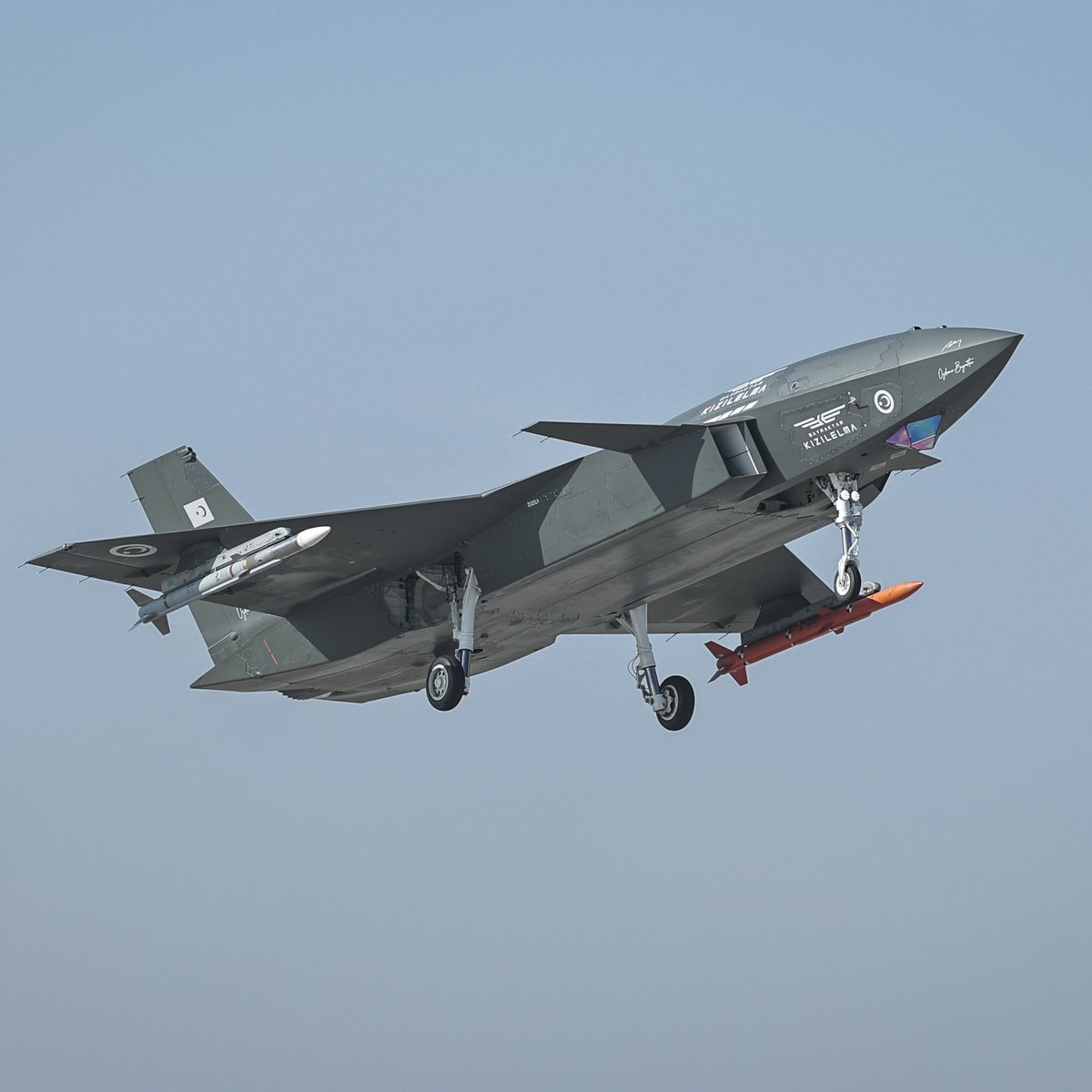 🔴 اسرائیلی اخبار معاریف:

ترکیے کی فضائیہ نے تاریخ رقم کر دی۔

ترکیے کے آسمانوں پر وہ کارنامہ انجام پایا جس کا دنیا کی بڑی فوجیں صرف تصور ہی کر سکتی ہیں: ایک ڈرون نے ہوا سے ہوا میں مار کرنے والے جدید میزائل سے اپنے ہدف کو کامیابی سے نشانہ بنایا۔

کزل ایلما رسمی طور پر سروس میں