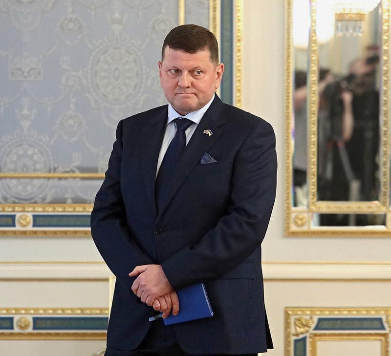 geogeolite's tweet photo. #Zaluzhny #NuclearUkraine #PeaceDeal
🌐🇺🇦Zaluzhny proposes nuclear weapons in Ukraine as one of the security guarantees and admits peace without a complete victory.
Former Commander-in-Chief of the Armed Forces of Ukraine and current Ukrainian Ambassador to the UK Valery Zaluzhny published two texts on November 29-30, 2025, in which he formulates his view on the possible end of the war with Russia and on the long-term security of Ukraine.
In an article for the British newspaper The Telegraph, Zaluzhny states that the only real guarantees that could deter further Russian aggression are either Ukraine's full membership in NATO, or the deployment of nuclear weapons on Ukrainian territory, or the permanent presence of a large contingent of Western troops. According to him, these options are currently practically not discussed, although without real guarantees, any peace agreement will be fragile.
In the same text and in an article for the Ukrainian server https://t.co/YW9nUco662, Zaluzhnyj states that most wars in history do not end with a complete victory of one side, but with mutual exhaustion or compromise.
He considers the collapse of the Russian Federation to be a “complete victory” for Ukraine, which he describes as unlikely. Therefore, according to him, it is necessary to consider a long-term cessation of fighting even without this goal. However, he warns that each subsequent offer of a peace agreement will be worse for Ukraine than the previous one, and therefore it is necessary to act as soon as possible, but only under the condition of strong security guarantees.
Zaluzhnyj emphasizes that a possible ceasefire would give Ukraine time to restore its economy, reform and strengthen its army, not a definitive surrender.
The Russian Foreign Ministry described the mention of the possible deployment of nuclear weapons as a provocation that would lead to further escalation. In the Ukrainian political environment, Zaluzhny's statements are perceived as a pragmatic voice in the debate about the country's future at a time of growing international pressure for negotiations.