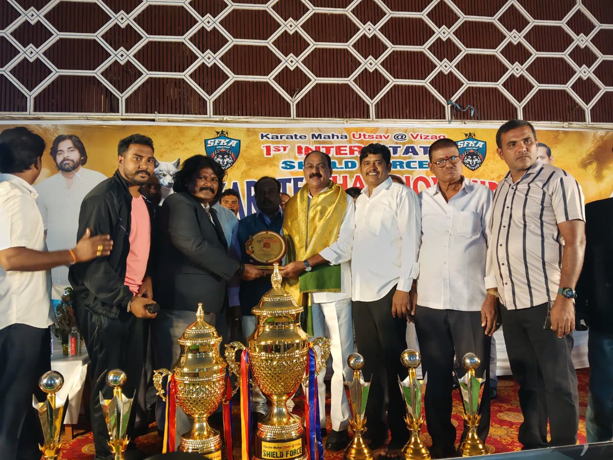 GAJUWAKA_JSP's tweet image. ఈరోజు అనగా తేదీ 30 - 11- 25(సోమవారం) ఈరోజు నిర్వహించిన 1st Inter State Open Karate Championship కార్యక్రమానికి ముఖ్య అతిథిగా ఉమ్మడి విశాఖ జిల్లా డిసిసిబి చైర్మన్ , జనసేన పార్టీ పిఏసి సభ్యులు మరియు గాజువాక నియోజకవర్గం ఇంచార్జ్ శ్రీ @TataraoKona గారు హాజరయ్యారు. 
@JanaSenaParty