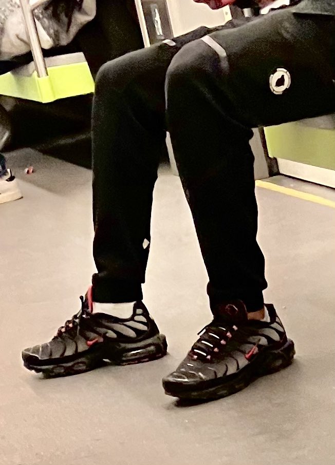 UFFFFFF 👿😍👟…SOY SUYO  ( aunque él no lo sabe aún… jejej) #sneakers 
 #dominant
#master #dominantmaster  #cruising