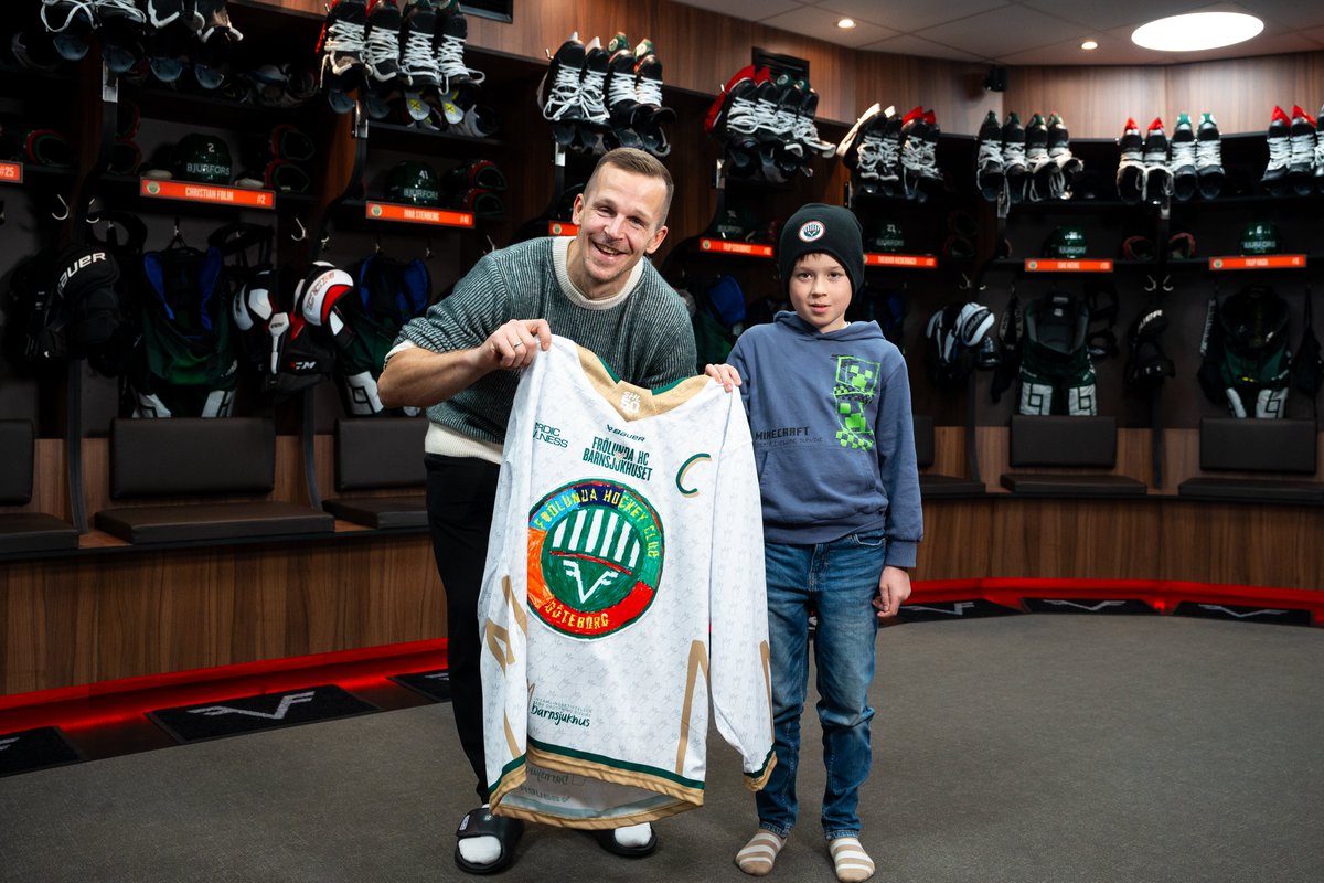 frolunda_hc's tweet image. Nytt år – ny dräkt för Barnsjukhuset! I år lät vi barnen på Drottning Silvias barnsjukhus tolka klubbmärket och det är Dawids teckning som nu är på dräkten. Lördagen den 6 december när Brynäs kommer till Scandinavium så är det så här vi ser ut!