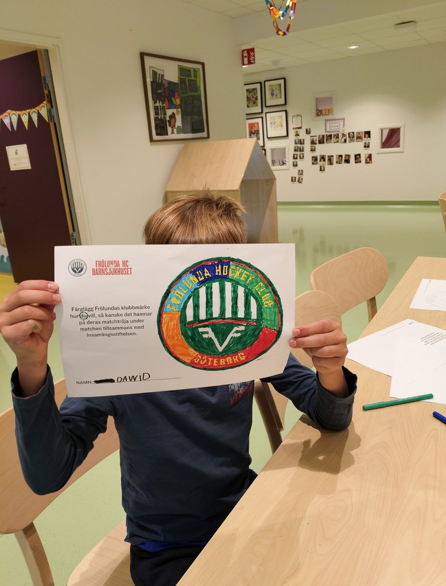frolunda_hc's tweet image. Nytt år – ny dräkt för Barnsjukhuset! I år lät vi barnen på Drottning Silvias barnsjukhus tolka klubbmärket och det är Dawids teckning som nu är på dräkten. Lördagen den 6 december när Brynäs kommer till Scandinavium så är det så här vi ser ut!