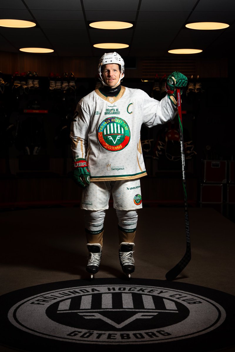 frolunda_hc's tweet image. Nytt år – ny dräkt för Barnsjukhuset! I år lät vi barnen på Drottning Silvias barnsjukhus tolka klubbmärket och det är Dawids teckning som nu är på dräkten. Lördagen den 6 december när Brynäs kommer till Scandinavium så är det så här vi ser ut!