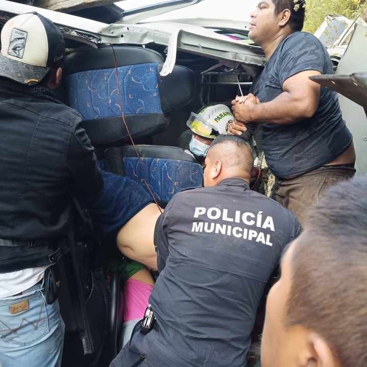 🚨 Accidente en la carretera a #Chalma 

Una combi con peregrinos invadió un carril prohibido y chocó de frente contra un autobús en Ocuilan.

El saldo preliminar: 2 personas fallecidas y al menos 20 heridos graves. Los peregrinos fueron rescatados de entre los hierros y