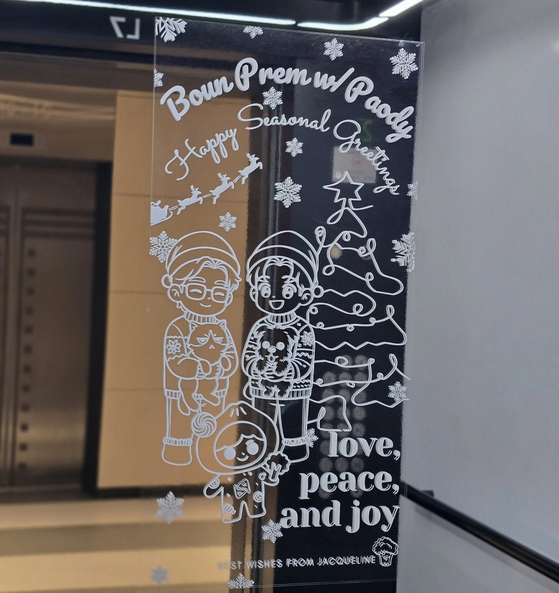jacjacjacq9's tweet image. So if you visit the GMM Shop on the 30th floor, you might ride Lift No. 7 together with another festive greeting surprise! 💝✨  
The mirror graphic display will be up until 30Dec, so overseas broccolis 🥦 who are coming to Bangkok can drop by to take photos while cheering for…
