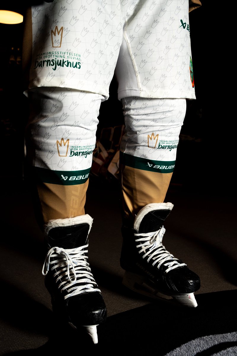 frolunda_hc's tweet image. Nytt år – ny dräkt för Barnsjukhuset! I år lät vi barnen på Drottning Silvias barnsjukhus tolka klubbmärket och det är Dawids teckning som nu är på dräkten. Lördagen den 6 december när Brynäs kommer till Scandinavium så är det så här vi ser ut!