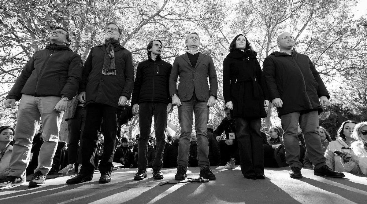 Por alguna razón que no atisbo a entender se les ha olvidado convocar a Pablo Casado a la foto… ¿Mafia o democracia? ¿Mascarillas o democracia? ¿Familia o democracia? ¿Javier Aureliano o democracia?