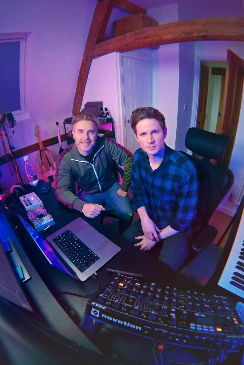 Garyismyhero's tweet photo. When we searched for 'computer' &amp; '@GaryBarlow' we came across this 'oldie' #😉

#flashback #throwback #lookatus #RobL 

#2023
https://t.co/pdepqFMyzh https://t.co/B3vfEisQJh